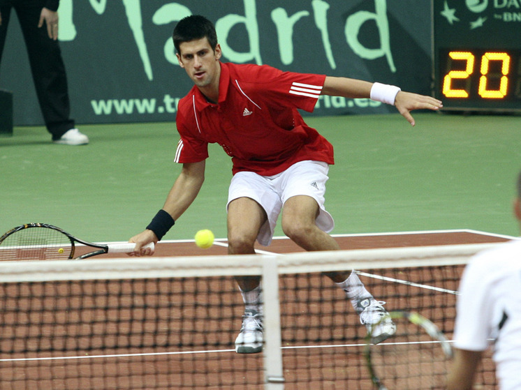 Сербский теннисист Джокович в трех сетах обыграл норвежца Рууда в финале Roland Garros