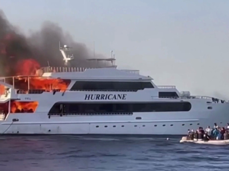 В Египте три британских подданных пропали в Красном море после пожара на яхте