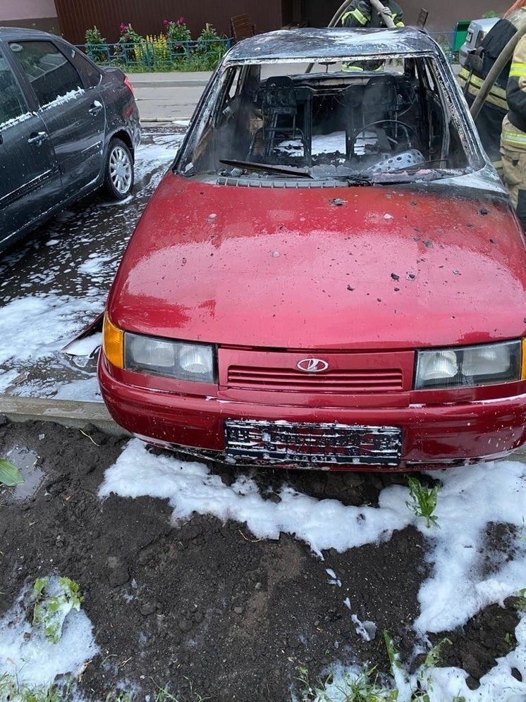 В Курске на улице Серегина сгорели два легковых автомобиля