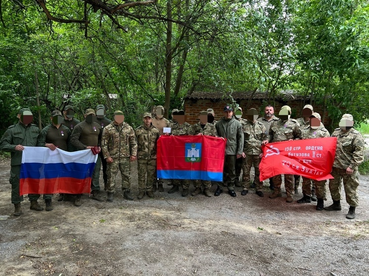 Клычков передал бойцам СВО подписанные российским лидером открытки