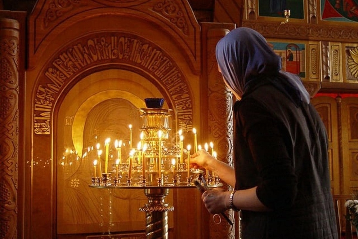 мать молится в храме