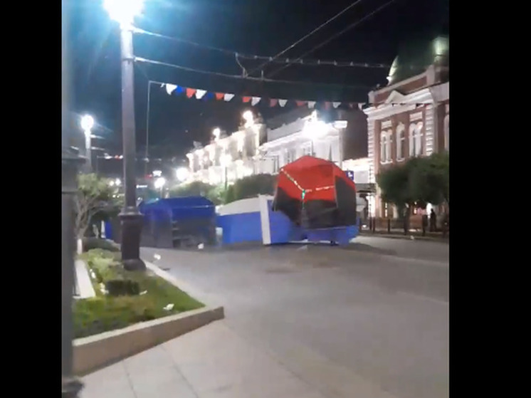 В Омске сильный ветер снёс палатки, установленные к празднованию Дня России