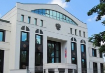 Представители молдавской непарламентской партии "Возрождение" организовали у посольства России в Кишиневе флешмоб