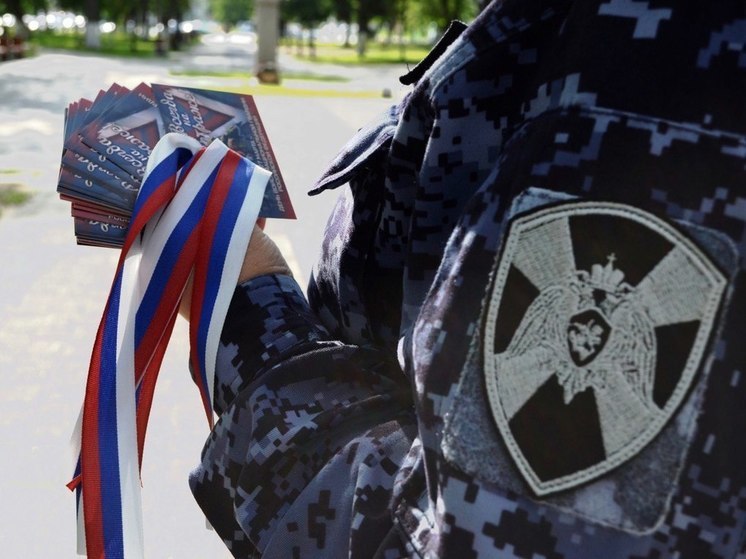 Пензенские росгвардейцы в День России раздали горожанам ленты российского триколора