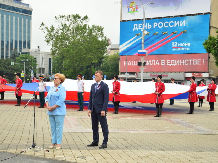 В День России в Краснодаре выложили цветочную картину и развернули флаг страны на Главной городской площади