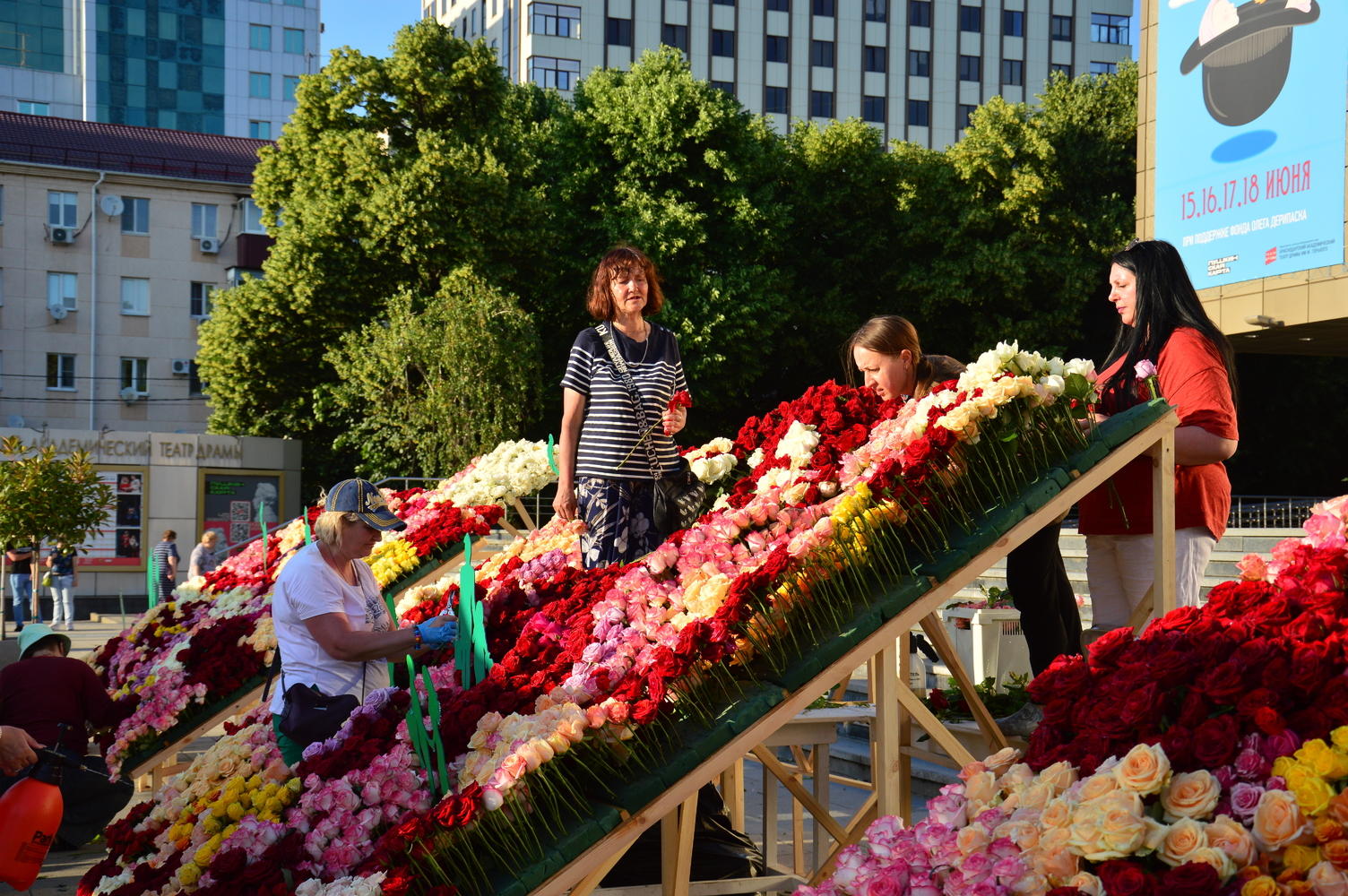Огромная цветочная картина и поднятие российского флага: Как проходит празднование 12 июня в Краснодаре