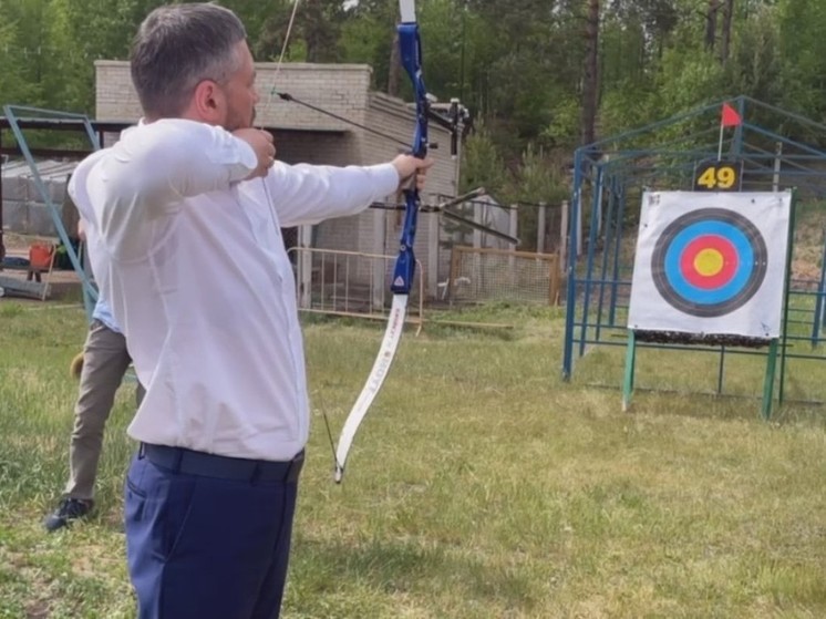 Губернатора Осипова научили стрелять из лука на первенстве в Чите