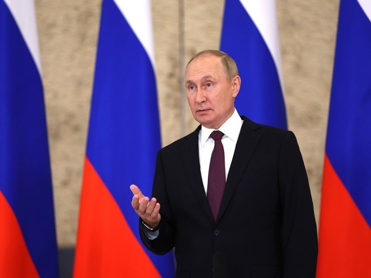 Путин поздравил граждан РФ с Днем России