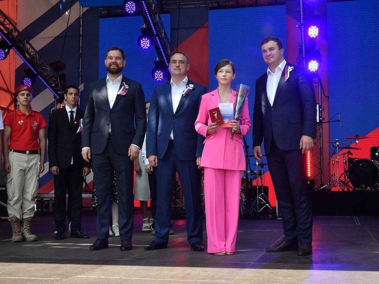 Глава региона Виталий Хоценко вручил паспорта 28 юным омичам