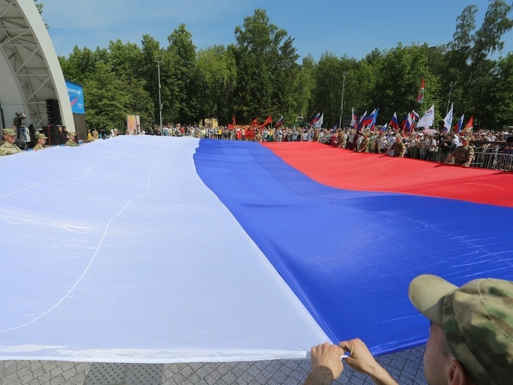 В Новосибирске развернули гигантский флаг РФ в Центральном парке 12 июня