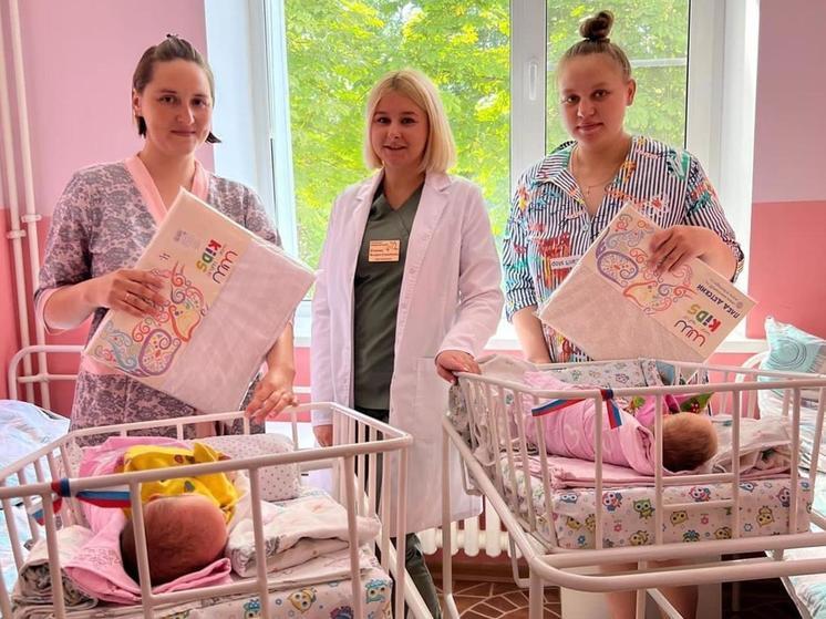 Брянских мам малышей, рожденных в День России, поздравили с праздником