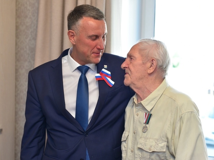 Мэр Розбаум вручил единственному ветерану-участнику Курской битвы медаль в честь Дня России