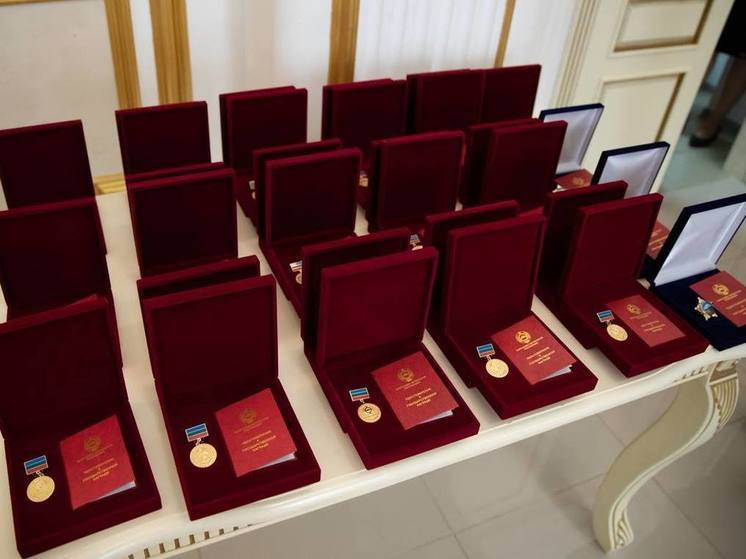 Глава КЧР в День России вручил ордена «За заслуги» жителям республики