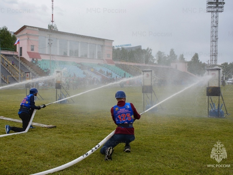 В Архангельске школьники демонстрировали навыки в пожарно-спасательном спорте