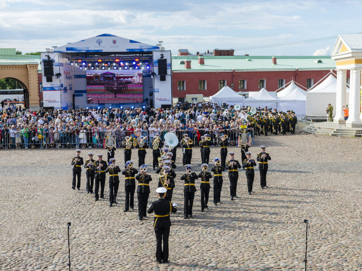 Фестиваль духовых оркестров в Петербурге объединил более 400 музыкантов
