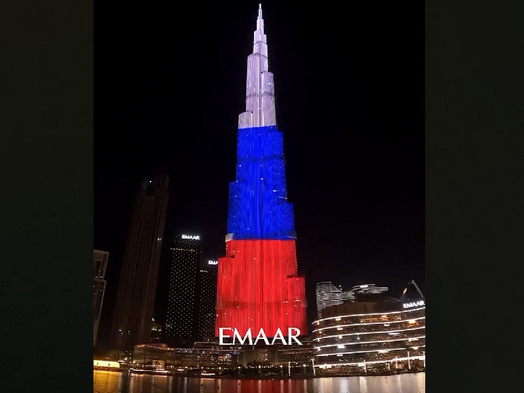 Самое высокое здание мира подсветили цветами российского флага: видео