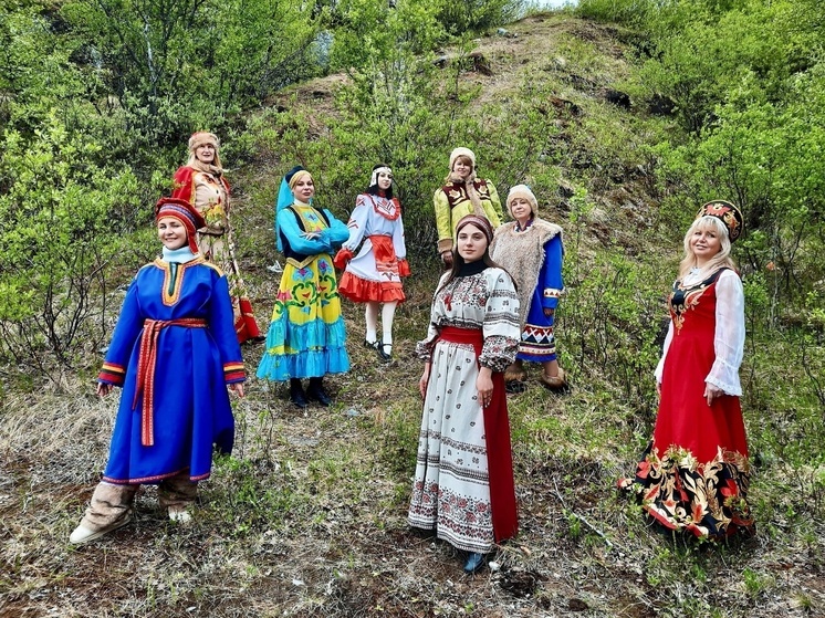 Жительницы Заозерска нарядились в народные костюмы в честь Дня России