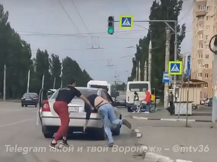 В Воронеже на видео попала драка автомобилиста и пешехода