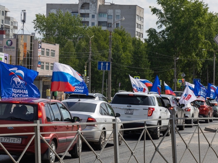 В Архангельске прошел автопробег в честь Дня России