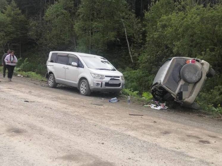 Получила права в мае: девушка-водитель внедорожника въехала в стоящий микроавтобус на Сахалине