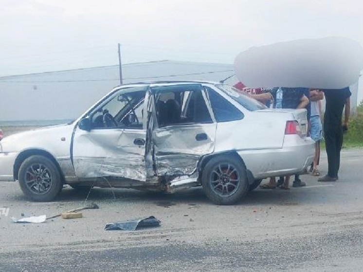 Под Новосибирском в селе Ярково разбились два легковых автомобиля
