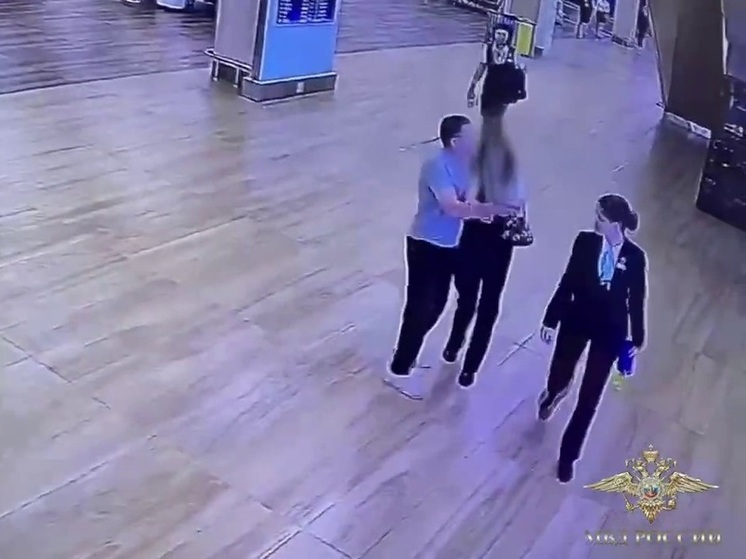 В Красноярске 64-летний рецидивист напал с ножом на сотрудницу аэропорта
