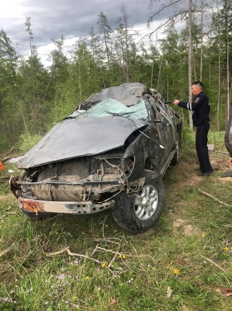 В Якутии водитель не вписался в поворот и попал в ДТП