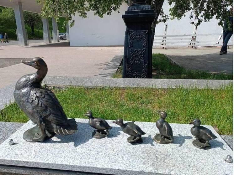 В Ярославле украли скульптуру мамы-уточки