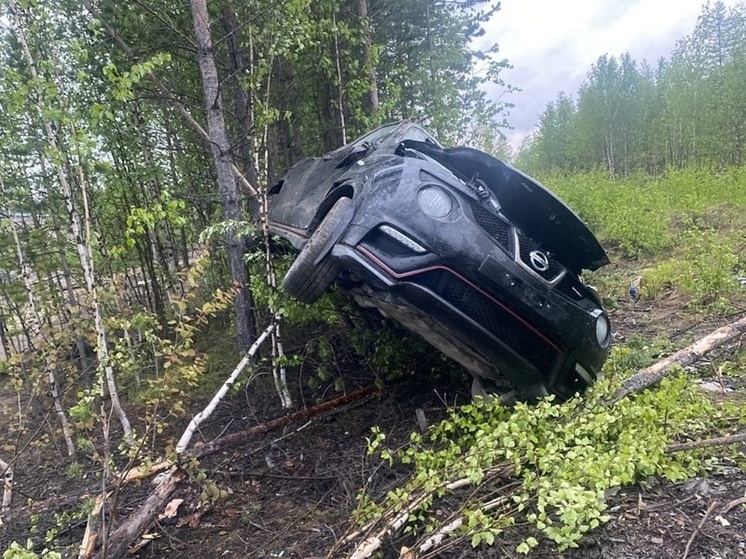 В ЯНАО машина опрокинулась на трассе: двое пострадали