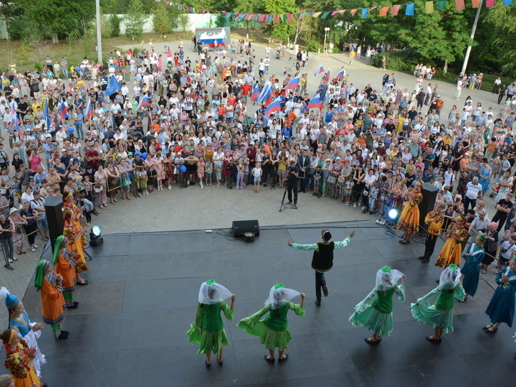 В Астрахани более тысячи человек встретили День России в парке «Аркадия»