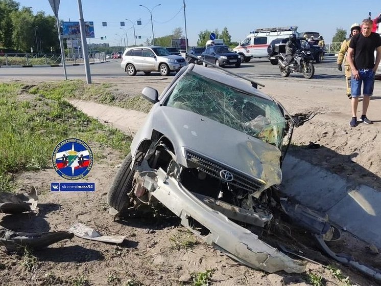 В Новосибирске "Toyota" влетела в бетонный желоб
