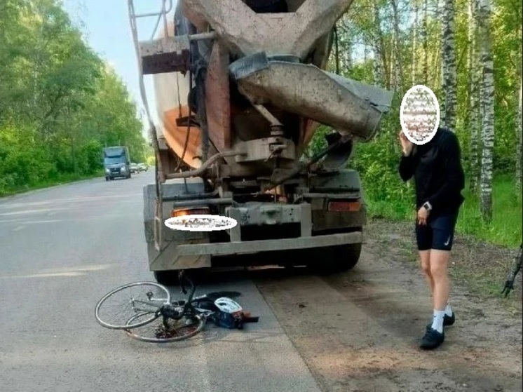 В Ярославле велосипедисты не заметили стоявшую на обочине бетономешалку