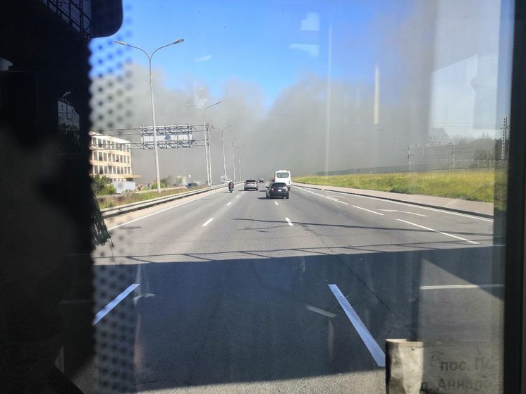 Водители попали в дымовую ловушку из-за пожара на Витебском проспекте