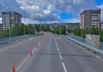 В Мурманской области автомобиль въехал в ограждение чуть было не сорвался вниз с моста. Водитель пострадавшей иномарки был нетрезв.