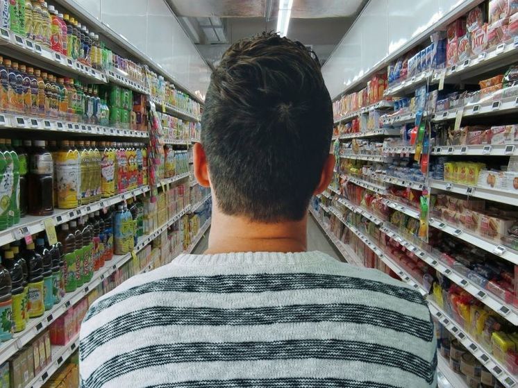 Аналитик Чернов спрогнозировал снижение цен в России на продукты, автомобили и электронику