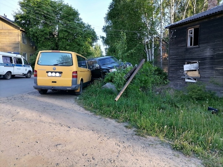 Молодая жительница Петрозаводска без прав села за руль большого внедорожника и разбила его