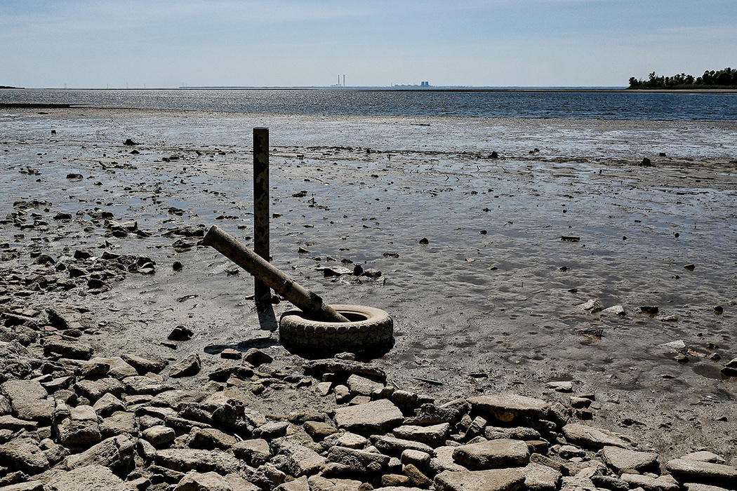 Кадры обмелевшего Каховского водохранилища: берега превращаются в мусорку
