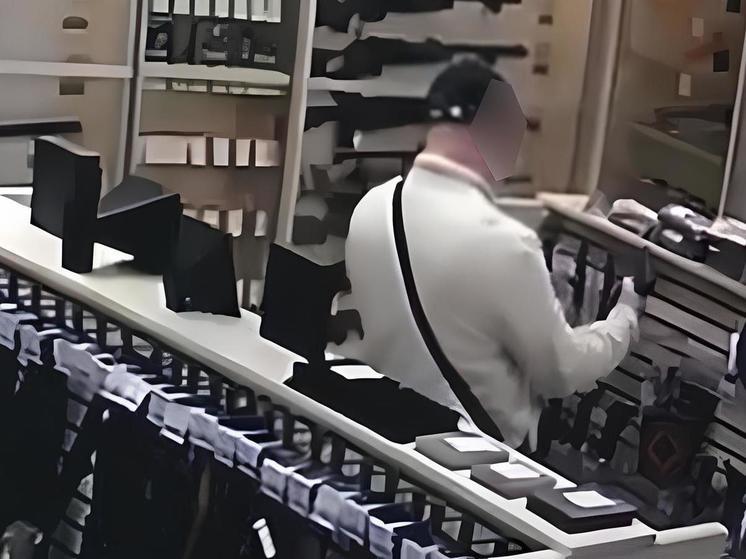 Мужчина украл из архангельского магазина травматический пистолет