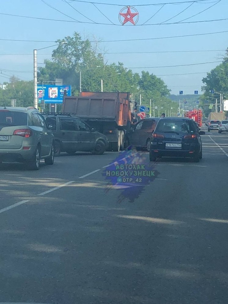 Легковушка и КамАЗ не поделили проезжую часть в кузбасском городе
