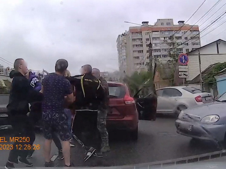 В Воронеже автомобилисты и пассажиры устроили массовую драку после ДТП
