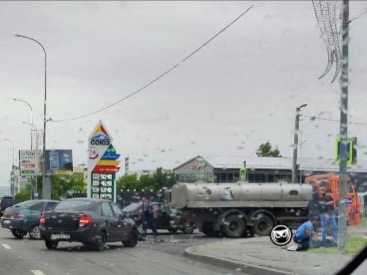 В Пензе «КАМАЗ» столкнулся с «двенашкой», госпитализирована девушка