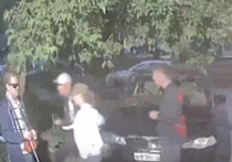 В Новосибирске полиция разыскивает циничного вора, который вытащил телефон из кармана незрячего инвалида