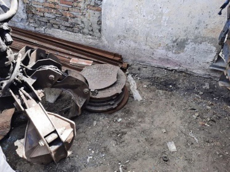 Двум друзьям из Пензы грозит тюрьма за кражу крышек канализационных колодцев