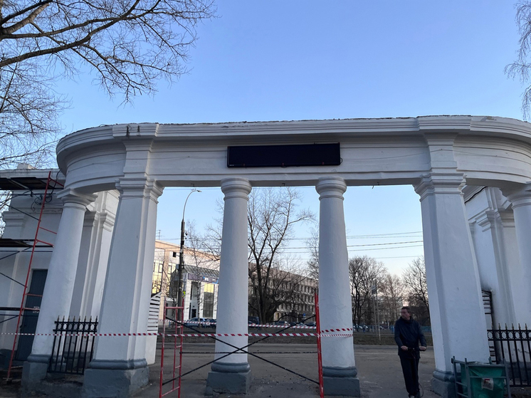 Ремонт входной группы Кремлевского парка подходит к концу в Вологде