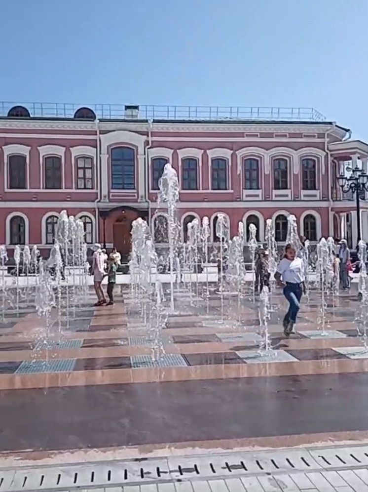 В жаркие летние дни жители Твери освежаются в новом фонтане