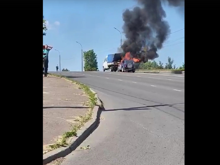  В Рыбинске на дамбе электростанции загорелся автомобиль