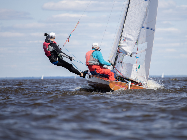 Юные яхтсмены и «собственное море»: как 120 спортсменов покоряли просторы Псковского озера