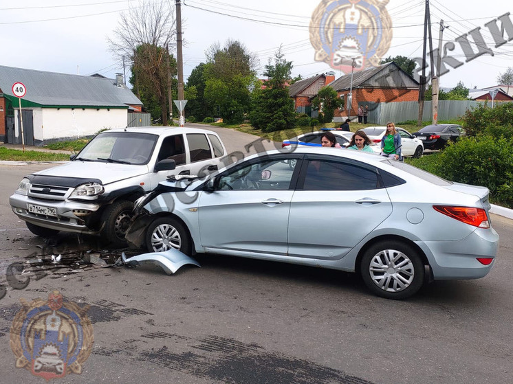 В Богородицке столкнулись Chevrolet Niva и Hyundai Solaris: пострадала 23-летняя девушка