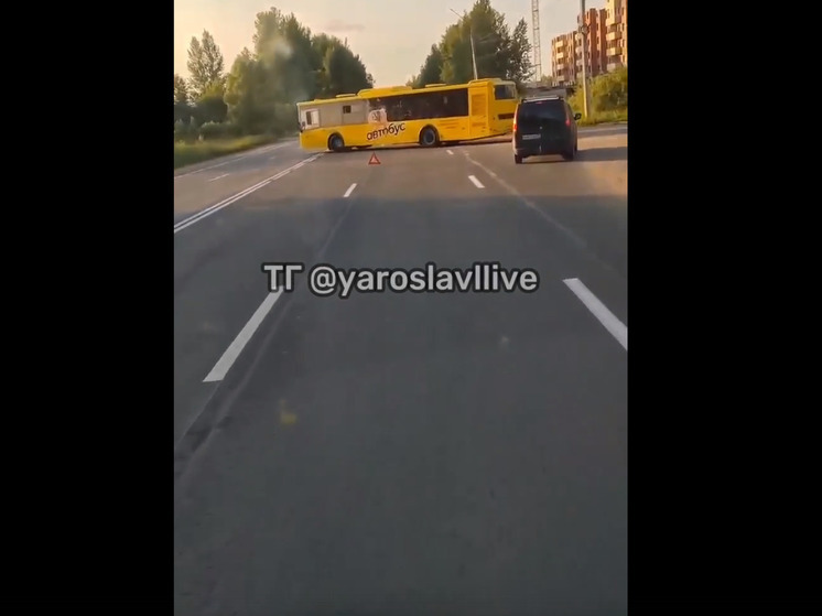 В Ярославле не поделили дорогу мотоциклист и автобус