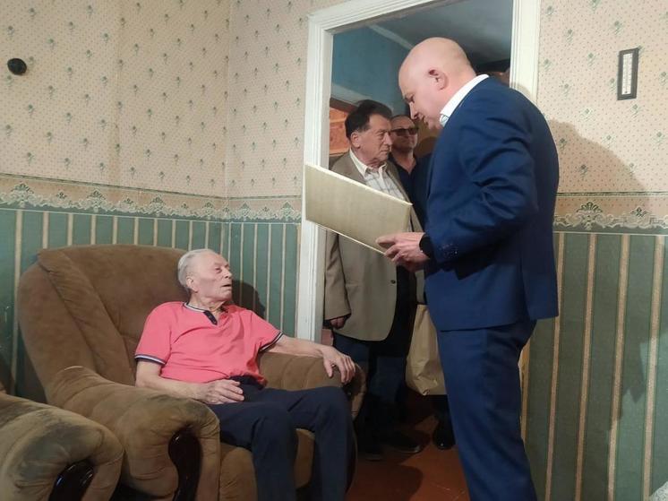 В Курске ветерану ВОВ Евгению Карякину 13 июня исполнилось 100 лет